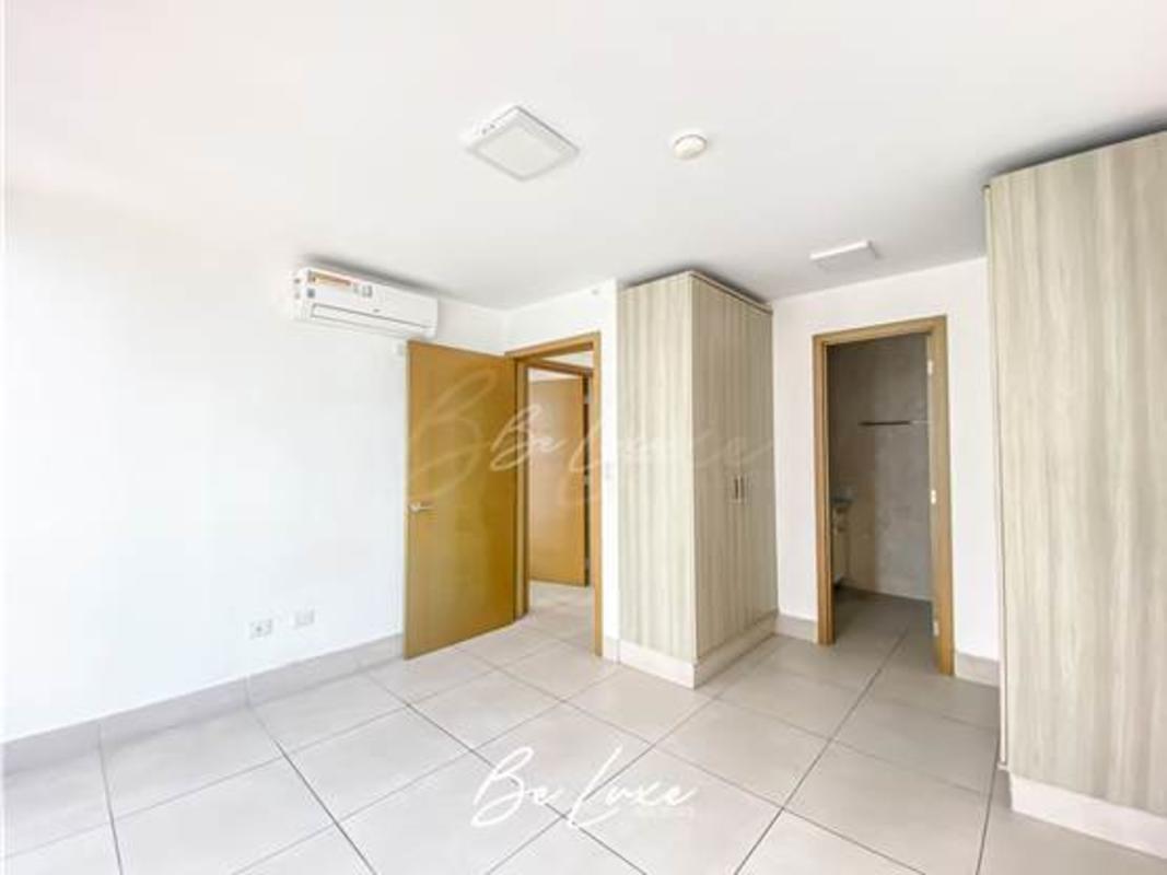 Bright open living area with balcony access, tiled floors, city view PH Park City Obarrio