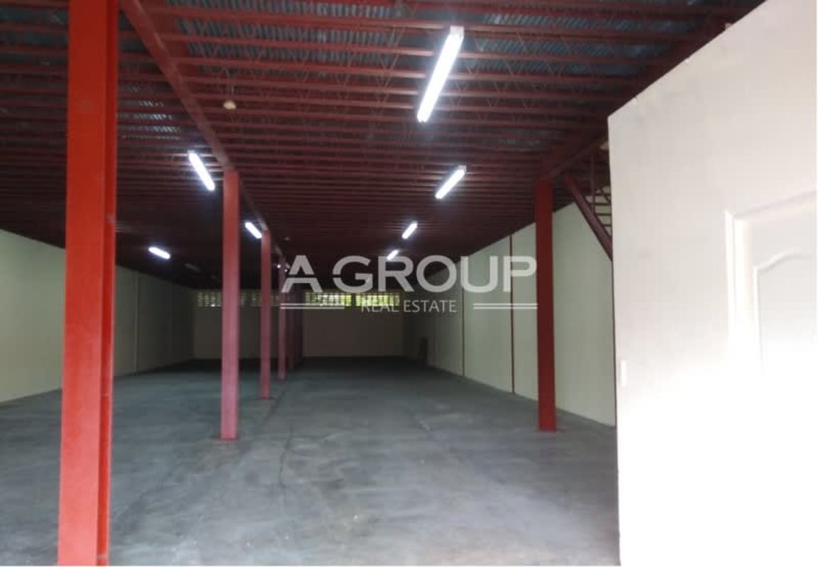 Industrial warehouse with several loading doors and fenced yard in El Crisol Panama City