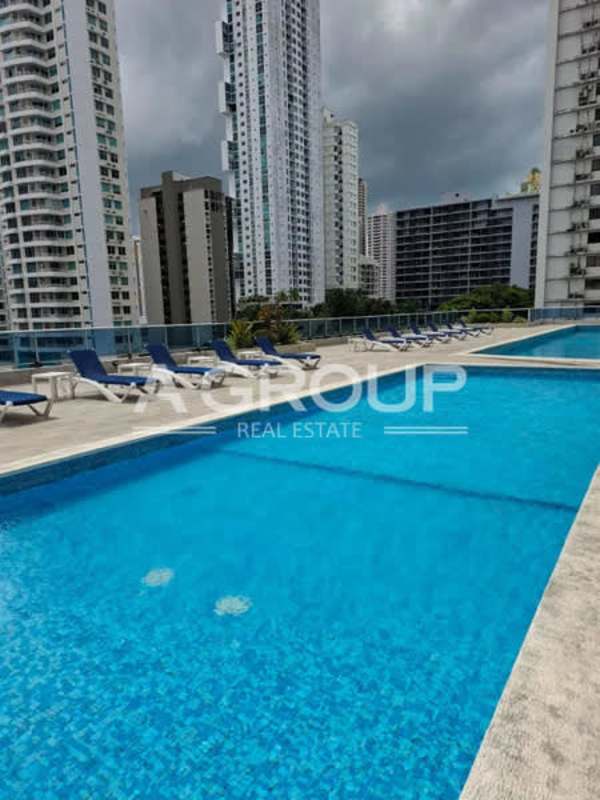 Infinity rooftop swimming pool with city views at PH Harmony San Francisco Panama