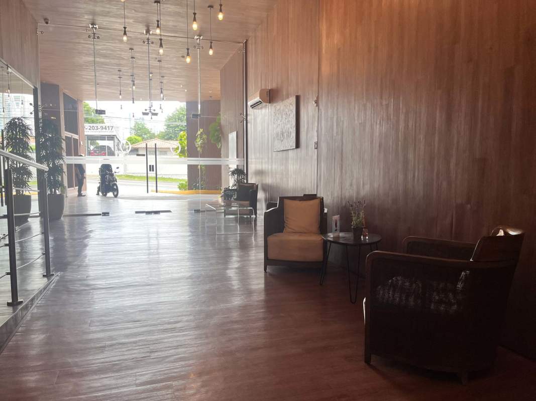 Lobby with wood panel walls, pendant lighting in PH Quartier del Mar Coco del Mar Panama