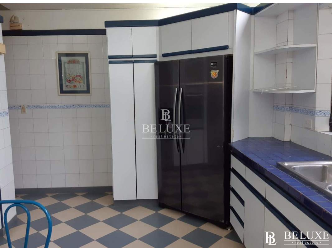 Large bedroom with built-in closet, split AC, city view in El Dorado Panama