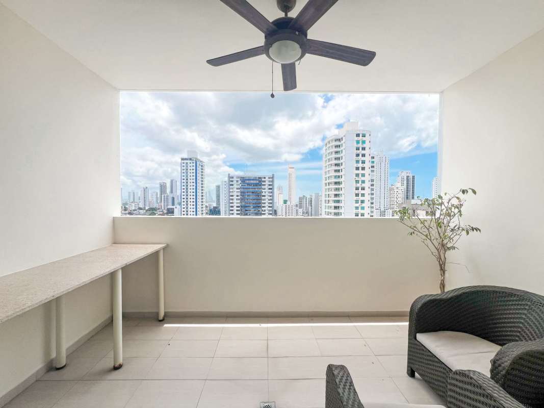 Bedroom with big windows, AC, built-in closet in PH Harmony San Francisco Panama