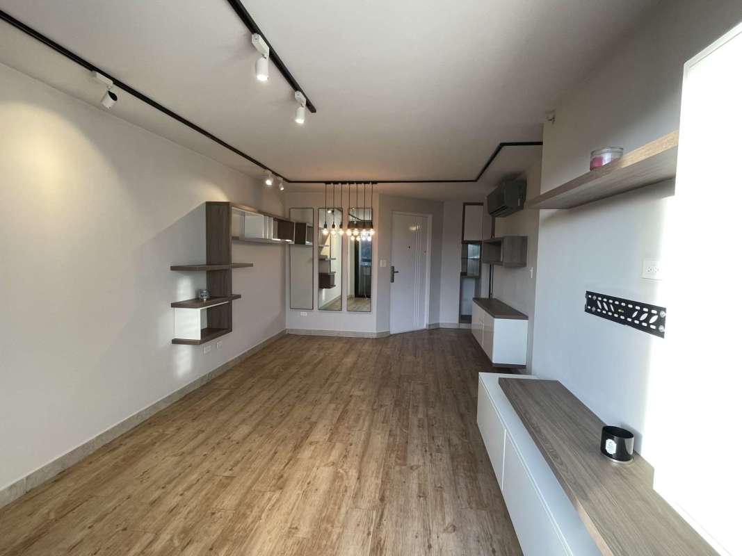 Remodeled kitchen with granite top, stainless appliances, wood floor PH Condado Country Club Panama