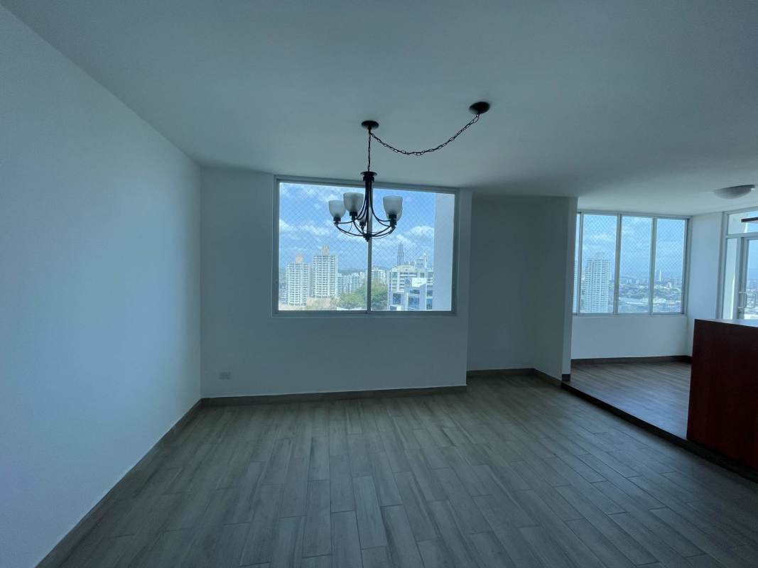 High-rise balcony with panoramic skyline and mountain views in El Cangrejo PH Mont Royale
