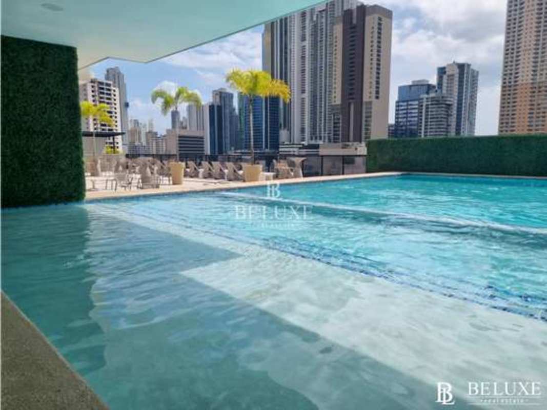 Rooftop pool with panoramic views and sun deck at PH The Gray Calle 50 Panama