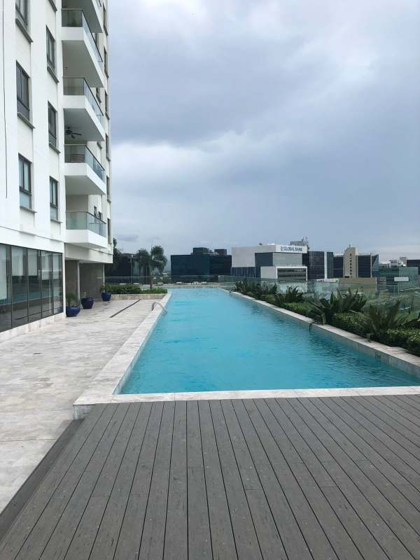 Infinity rooftop swimming pool with city skyline views in PH Green View Santa María Panama