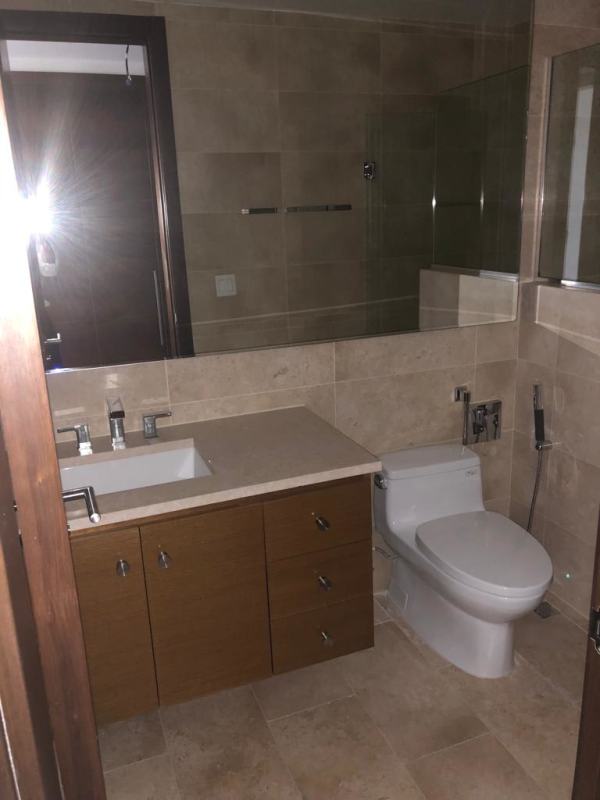 Modern bathroom with glass shower and stylish vanity PH Green View apartment Santa María Panama
