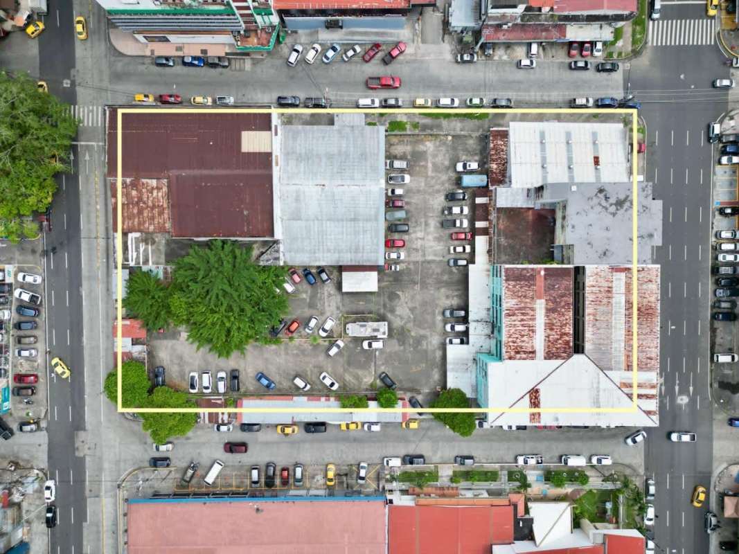 Urban commercial lot for sale Panama City Calidonia ideal mixed-use towers with street access