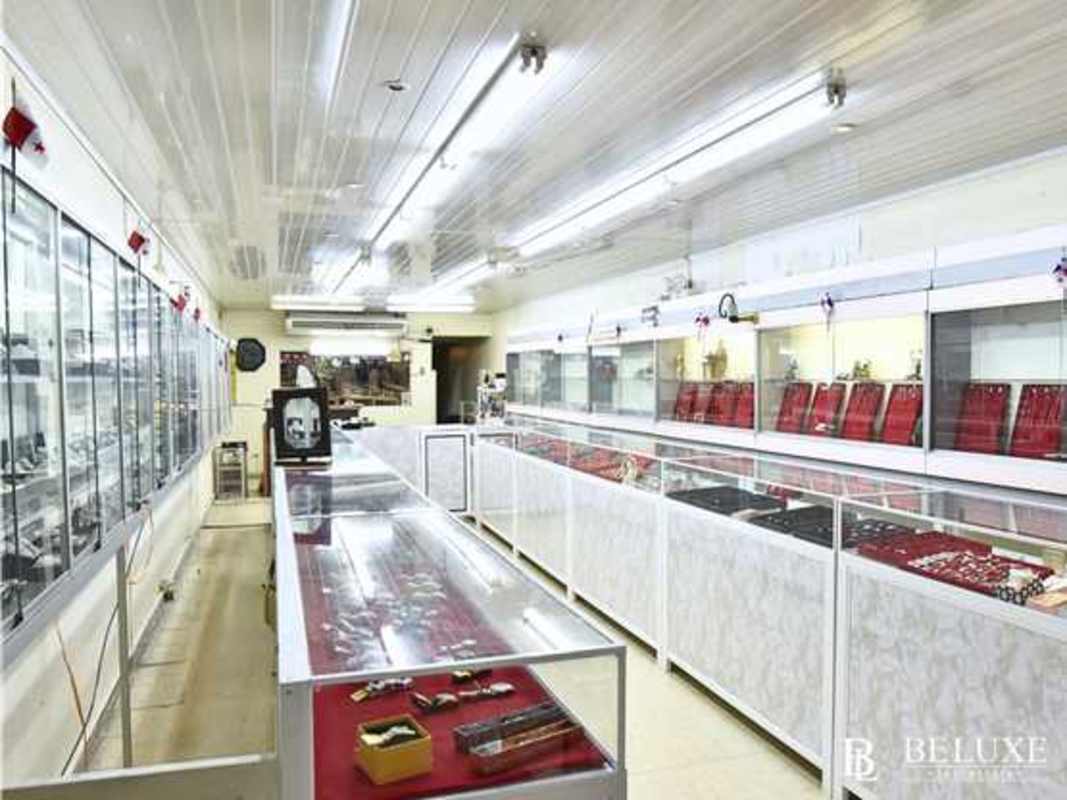 Bright retail space with mirrored walls and glass display counters in commercial property Santa Ana Casco Antiguo Panama