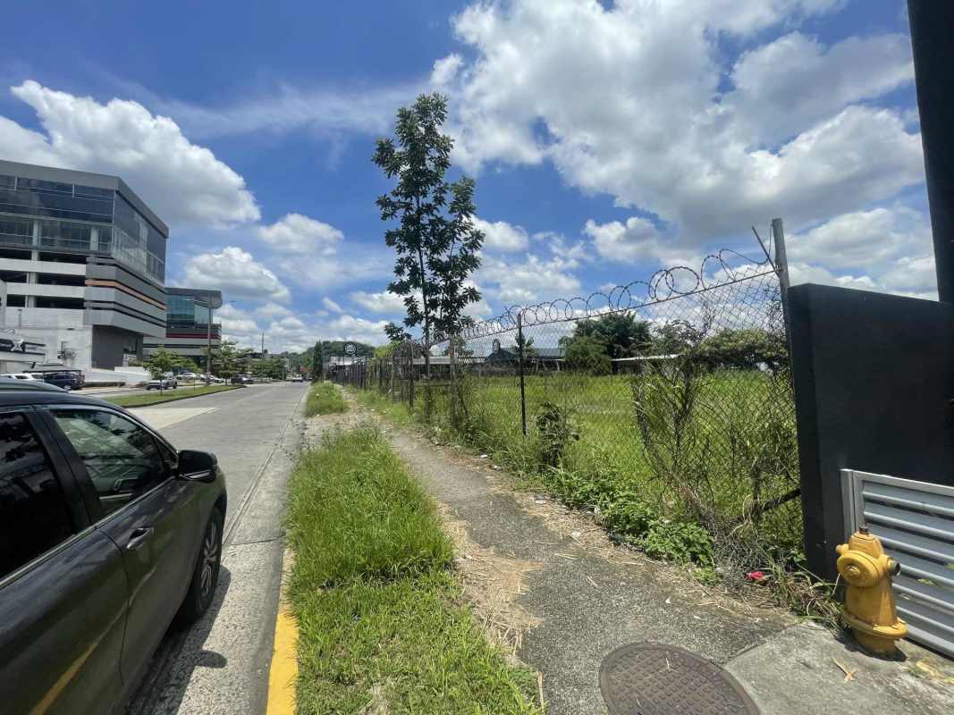 2200m² vacant fenced commercial land along expressway near malls in Altos de Panamá