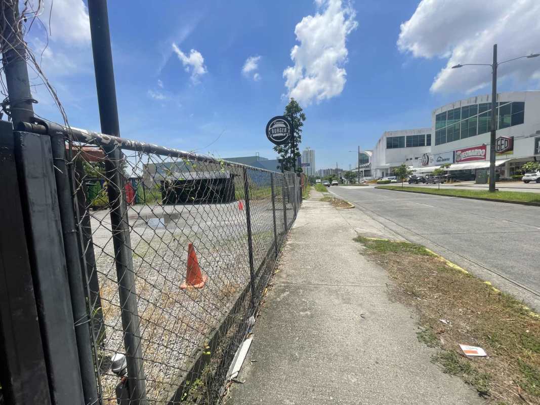 Fenced vacant lot 2200m2 ready for commercial development with high exposure on Via Centenario