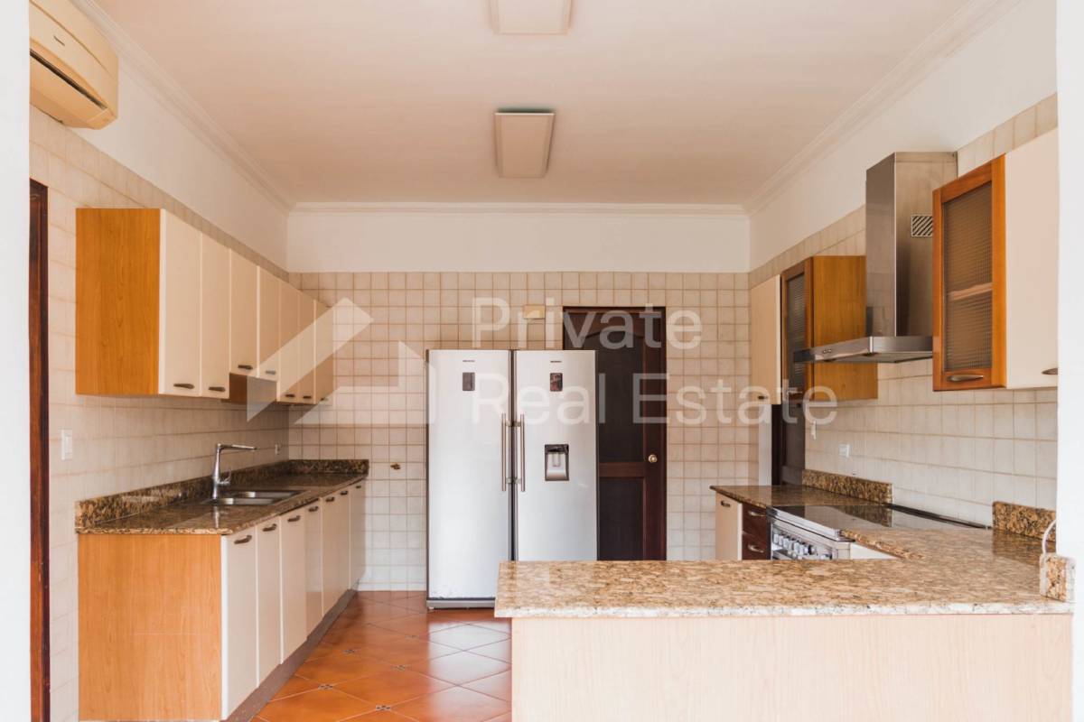 Spacious kitchen with stainless appliances, granite countertops, tile finishes in Camino de Cruces house