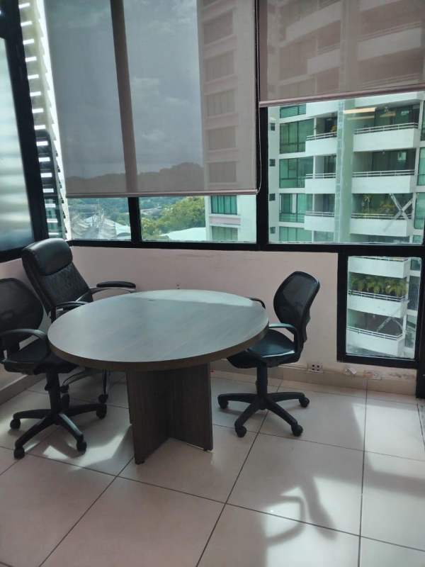 Meeting space with round table, blinds, window city view Edison Park Panama