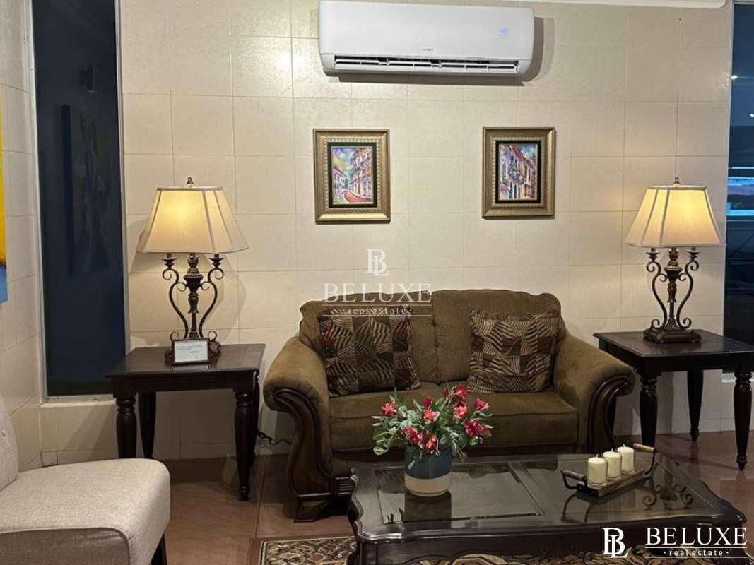 Bedroom with AC, closet and city view window at PH Torre Andaluz, El Cangrejo