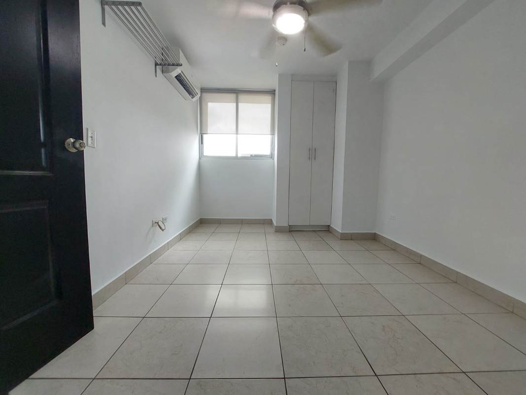 Modern bathroom with pedestal sink, glass shower PH The Riverside Parque Lefevre Panama