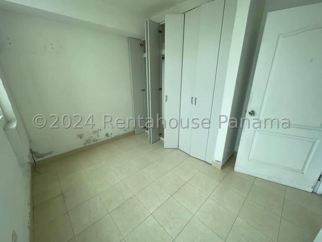 Spacious living area with ceramic flooring, large windows and balcony access in PH Majestic Gardens Panama City