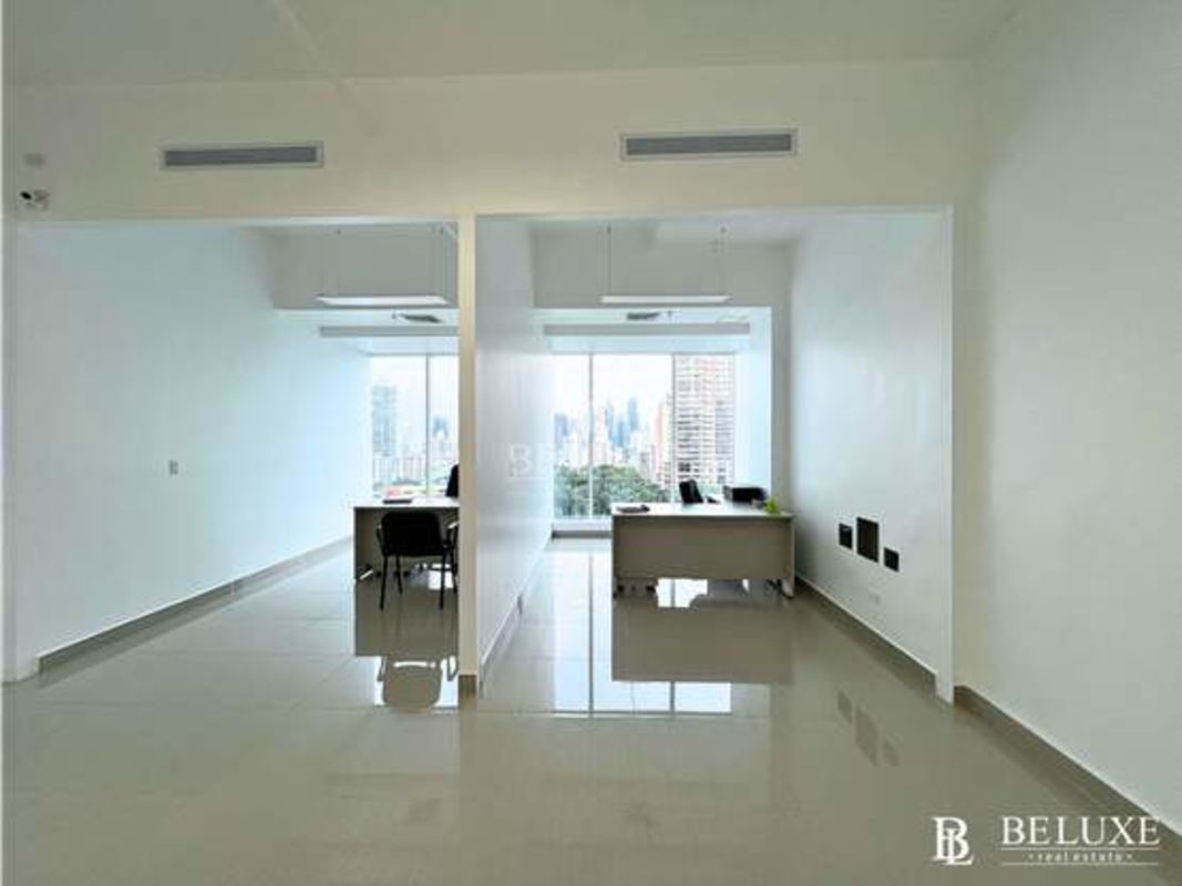 Open plan work area with natural light in Edison Corporate Center Edison Park Panama