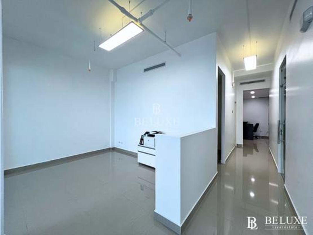 Reception lobby with modern furnishings and panoramic window in Edison Corporate Center Panama