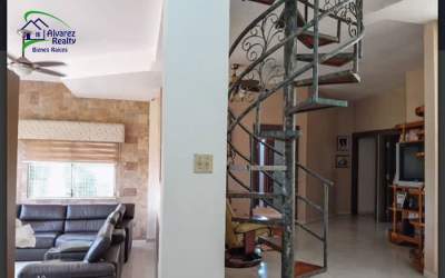 Modern bathroom with granite countertop, vessel sink and glass shower in Chiriquí house