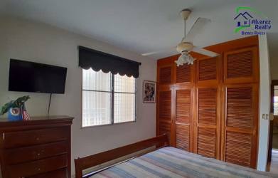Modern bathroom with granite countertop, vessel sink, glass shower enclosure in Chiriquí residence