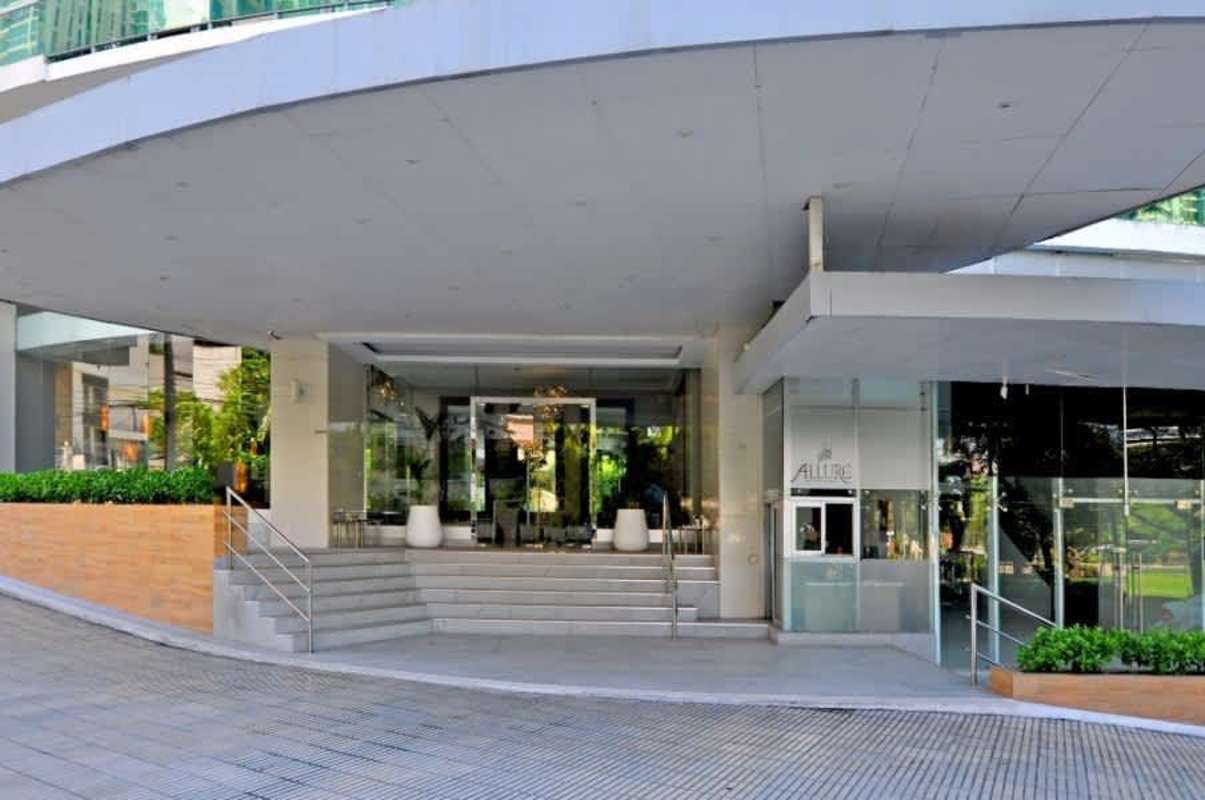 Double height luxury lobby with concierge in PH Allure Avenida Balboa