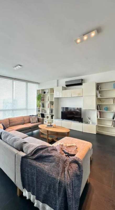 Spacious living room with open kitchen, built-in shelving, city views PH Marina Park Panama