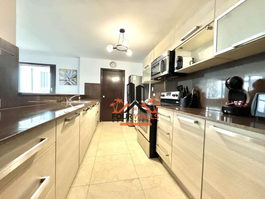 Guest bedroom city skyline view in PH Villa del Mar Avenida Balboa