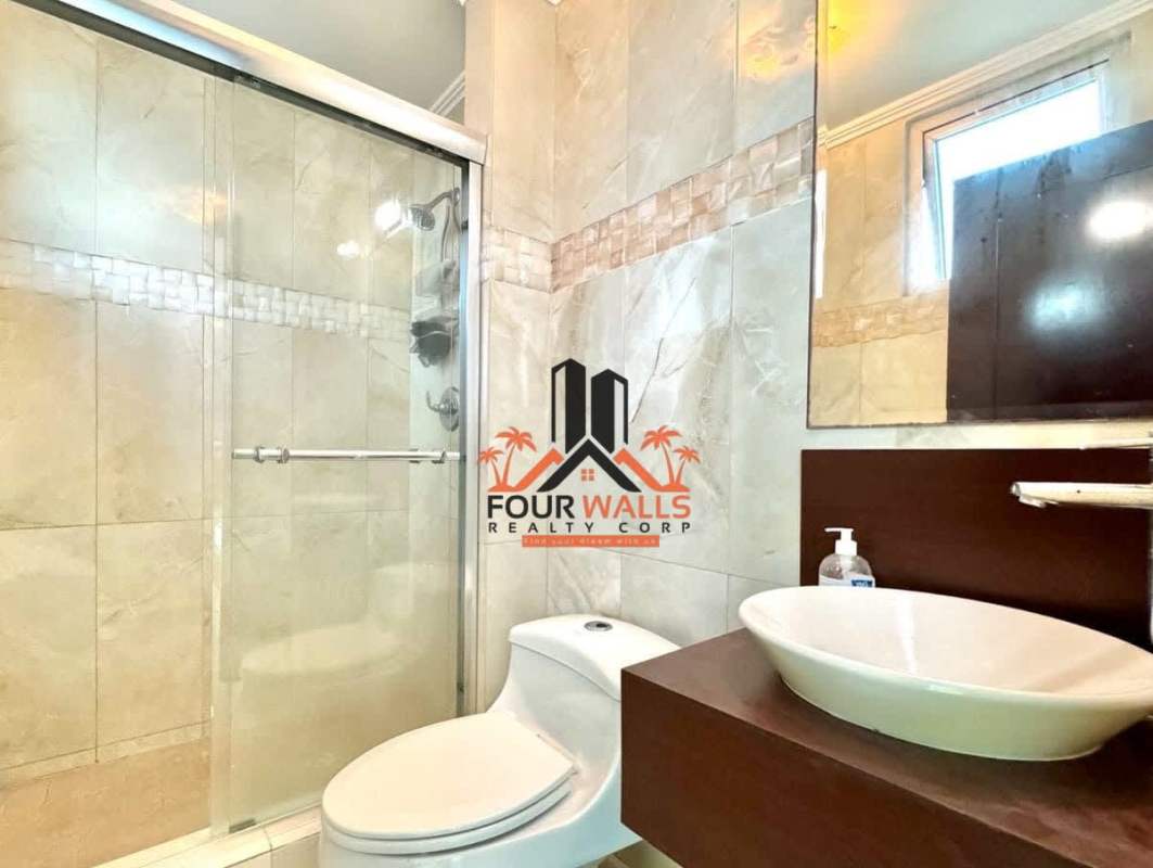 Bright living room with ocean views, floor-to-ceiling windows in Avenida Balboa apartment