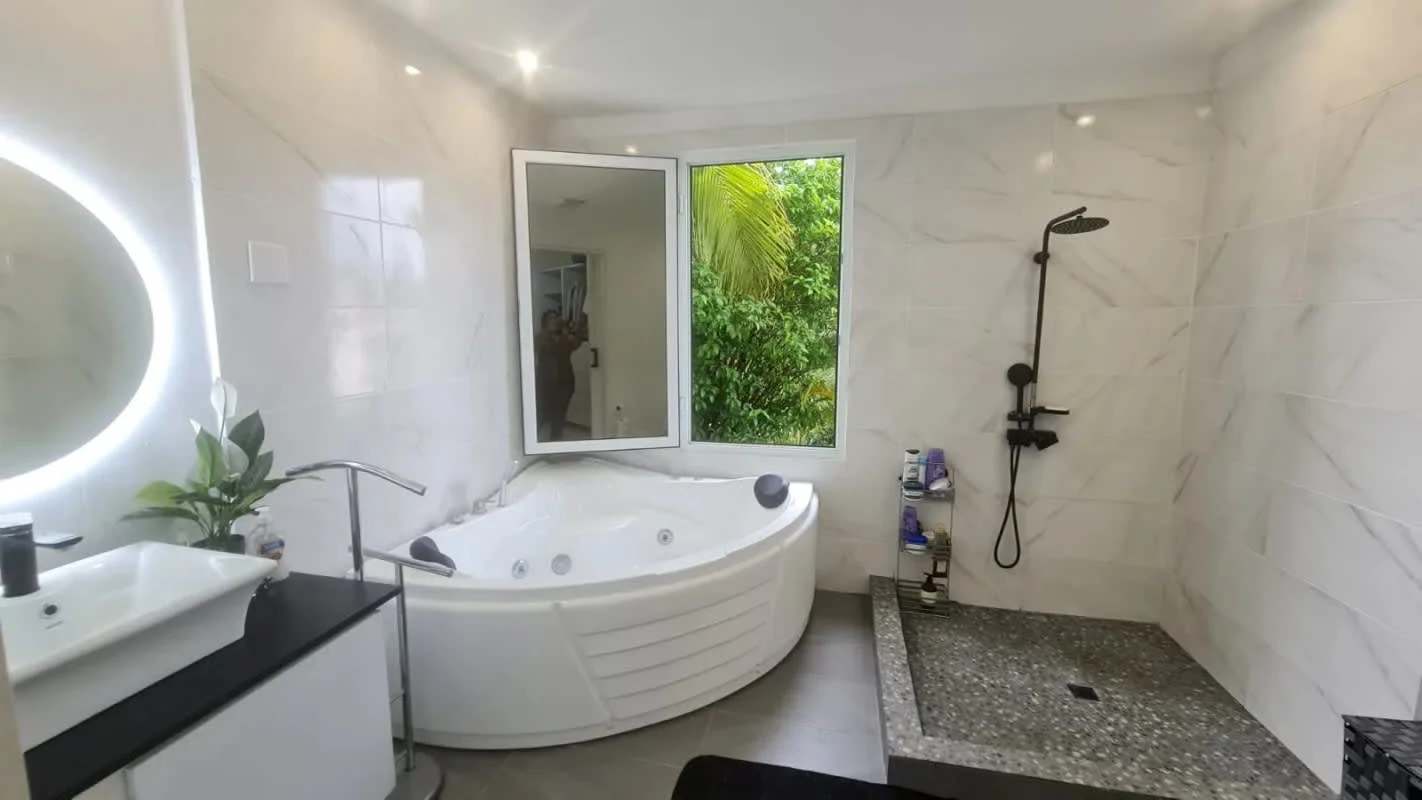 Luxury bathroom with jacuzzi tub, rain shower Palma de Mayorca Villa Zaita Panama