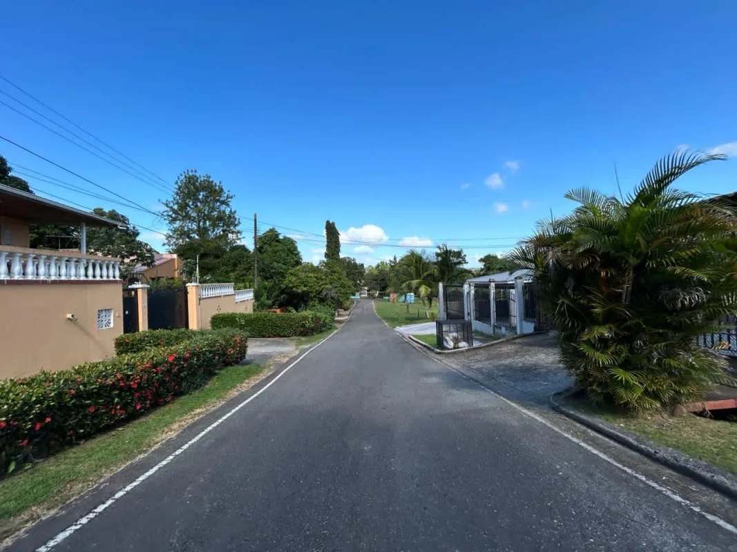 Bathroom with beige tiles, cabinets, large mirror, granite style top in house for sale Panama Villa Zaita