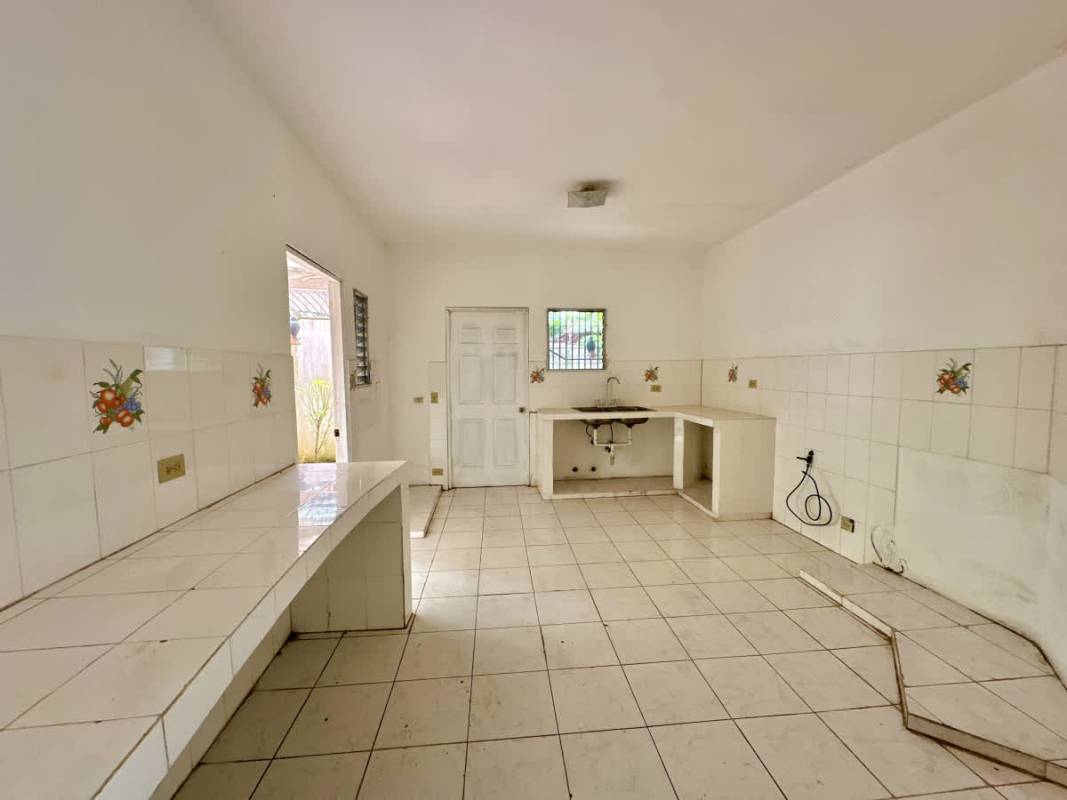 Large bathroom dual pedestal sinks, bathtub and shower Urbanización Montserrat Panama