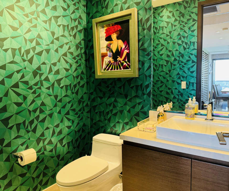 Contemporary powder room with green geometric wallpaper, portrait art, PH Vitta Santa Maria Panama