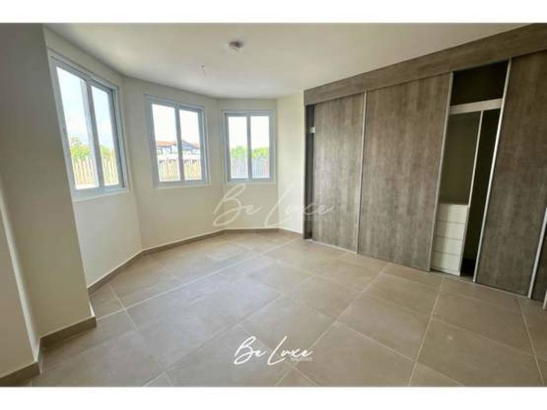 Second bedroom with natural light garden view Green Valley Panama