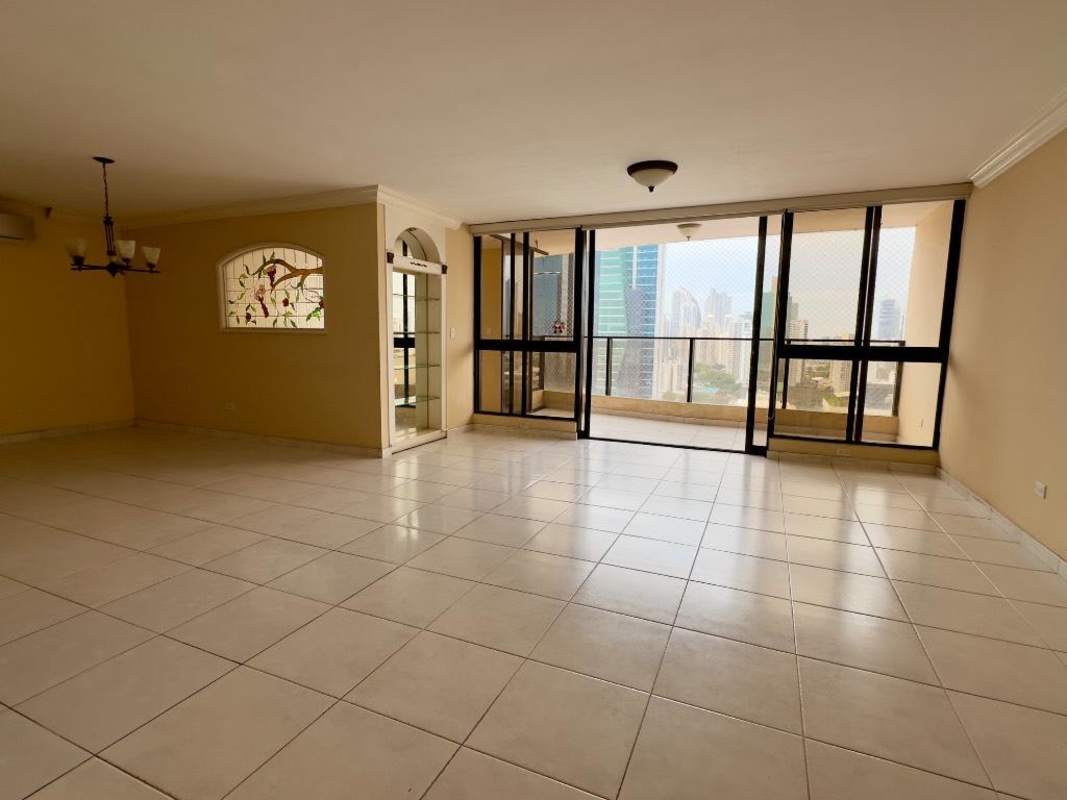 Exterior view of PH La Fontana high-rise residential building in central Obarrio