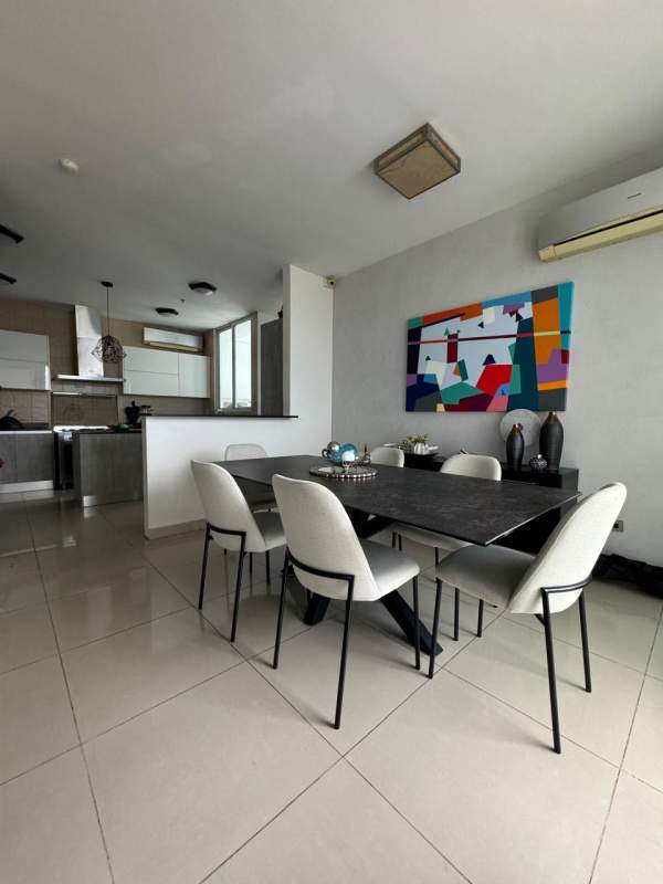 Bright bedroom with city views, built-in wardrobe, ceiling lamp PH Mandarin Bay Panama City