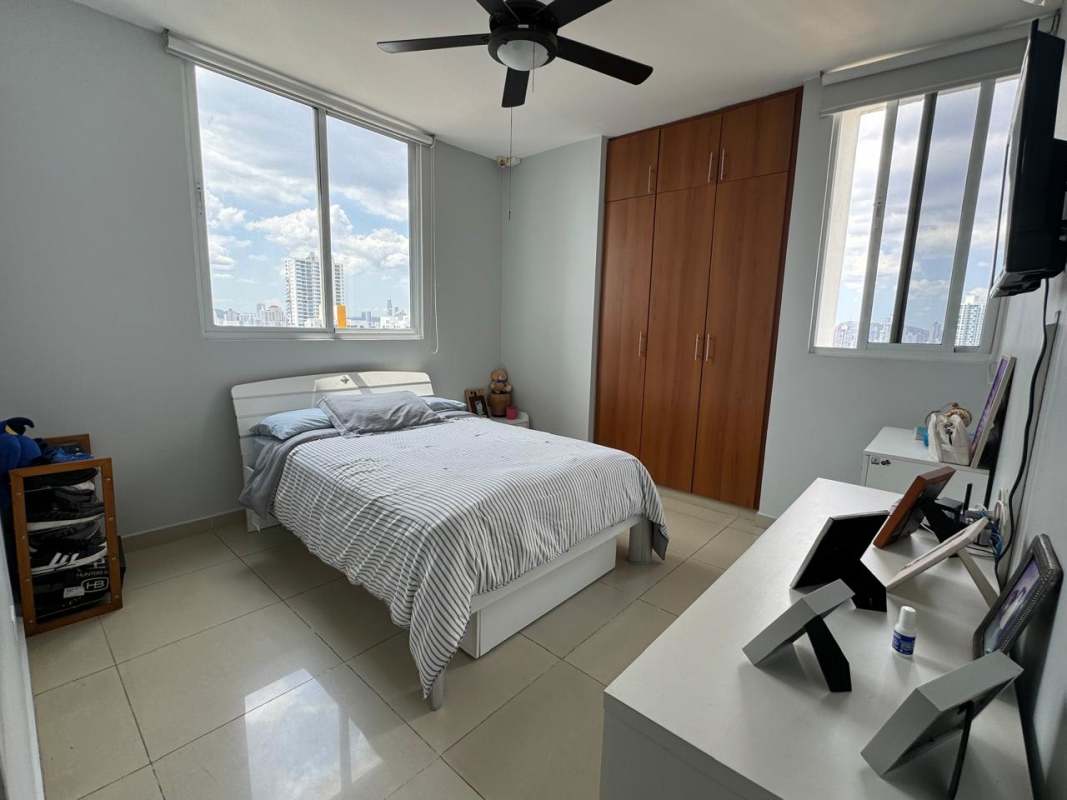 Spacious bedroom with large windows, built-in closet, ceiling fan at PH Mandarin Bay San Francisco Panama