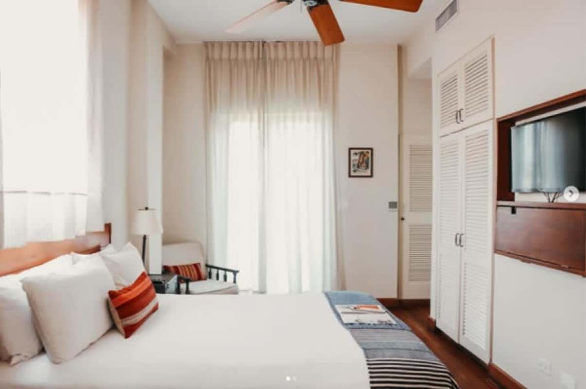 Bright bedroom with ceiling fan, wardrobe, mounted TV at Las Clementinas Casco Viejo