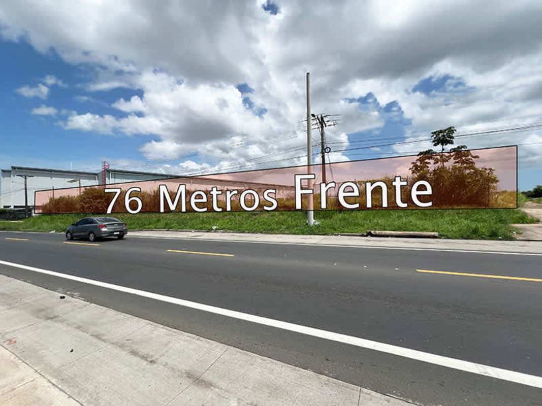 Aerial land image with 17158 m² zoning, subdivision potential, ready for investment in Panama