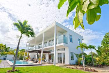 Luxury villa infinity pool overlooking Pacific Ocean in Playa Venao Panama