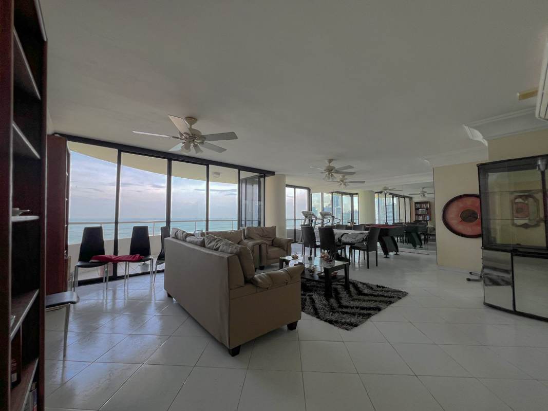 Bright dining area with panoramic windows at PH Miramar Avenida Balboa