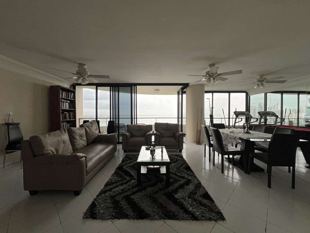 Remodeled kitchen with granite counters in PH Miramar Avenida Balboa Panama City