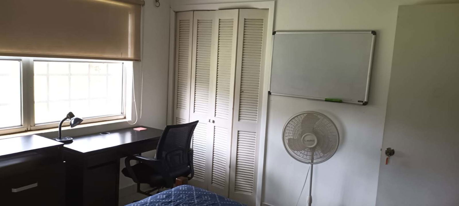 Rental bedroom with study area, blinds, and closet near City of Knowledge Panama