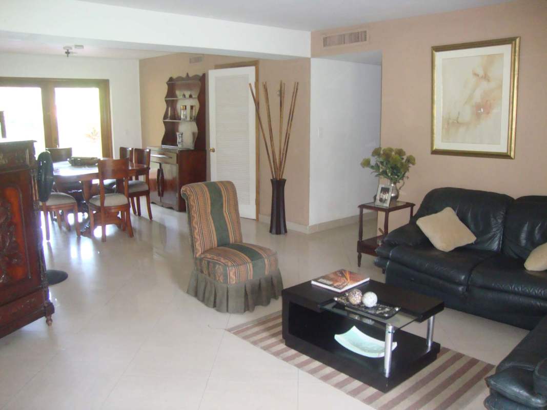 Spacious bright living and dining area rental in Clayton near City of Knowledge Panama