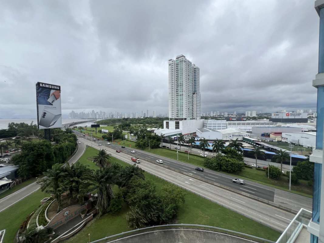 Elegant furnished dining room with large mirror, table for 8, modern lighting at PH The Regent Costa del Este Panama