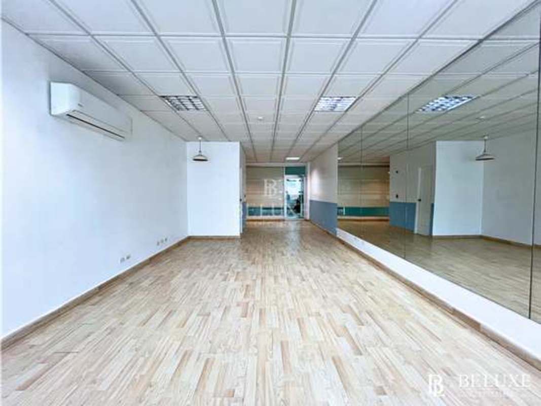 Spacious empty commercial unit with wooden floors and AC Panama City