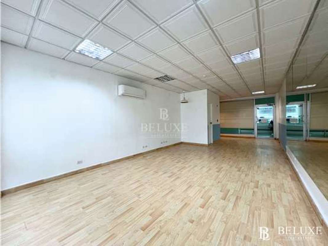 Large mirrored wall in empty ground level commercial space Panama