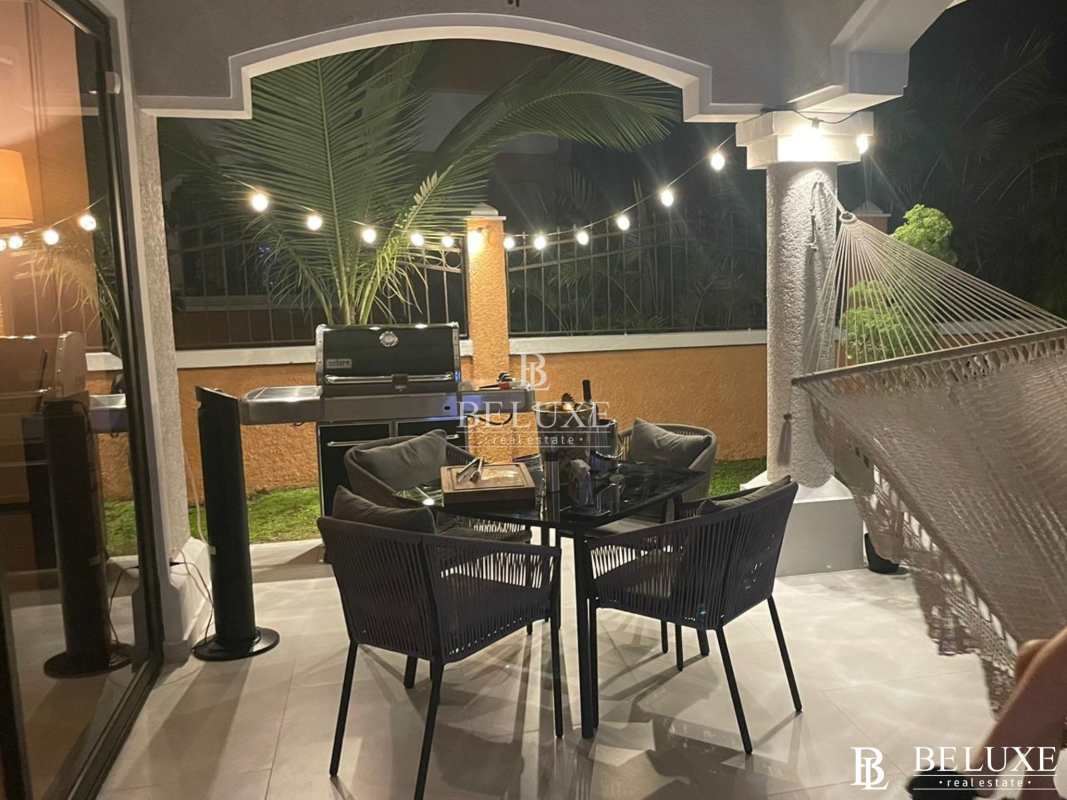 Kitchen with granite countertops and breakfast nook in Clayton Village house Panama