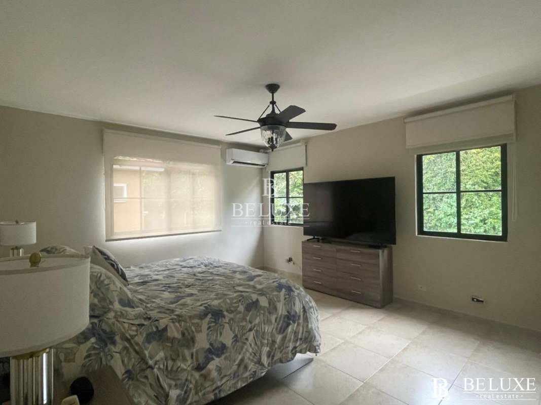 Spacious family room with office nook in Clayton Village home rental Panama