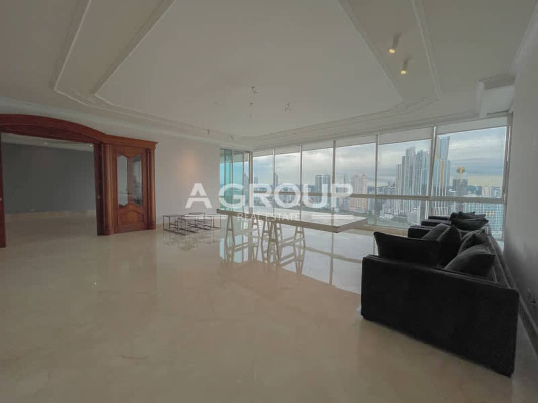 Master bedroom floor-to-ceiling windows balcony ocean view marble floor PH Punta Roca Panama