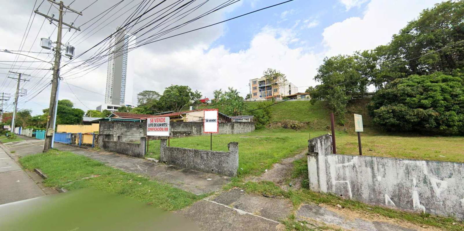 Urban corner lot with concrete fencing and for sale sign in Miraflores Bethania Panama City
